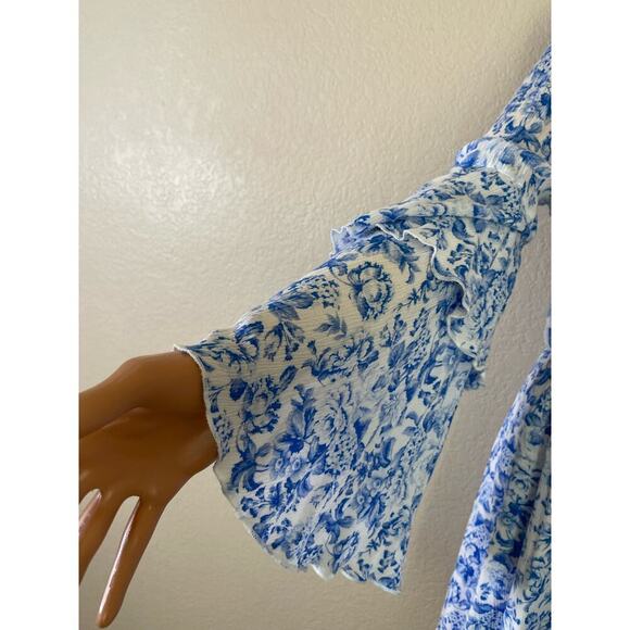 Altar'd State Flowy White & Blue trumpet sleeve V neck floral print SZ M casual - Picture 6 of 14
